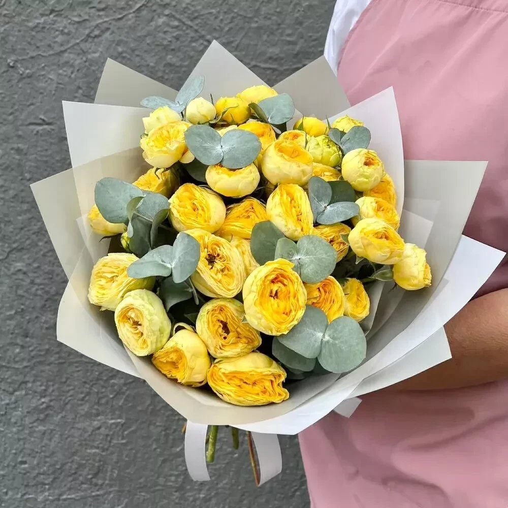 Желтые кустовые пионовидные розы с эвкалиптом, изображение 3